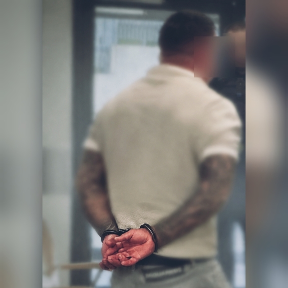 Areszt dla trzech mężczyzn. Ukradzili biżuterię za ponad 550 tys. zł