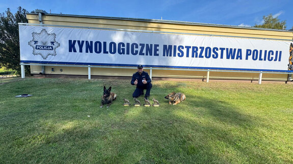 Małopolskie policyjne duety czworonożne triumfują na mistrzostwach Polski