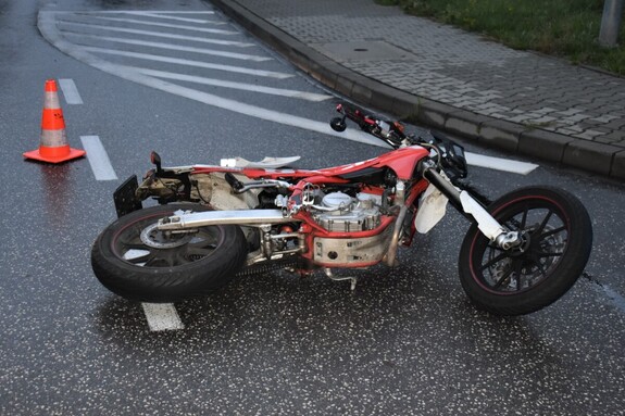 Motocyklista potrącił pieszego na ulicy Kniaziewicza w Myślenicach