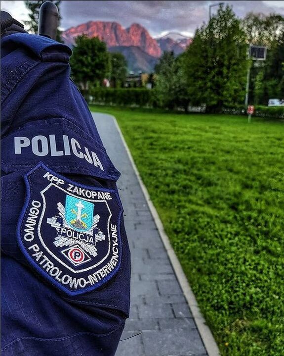 Policjanci z Zakopanego pomogli zagubionej seniorce znaleźć kwaterę