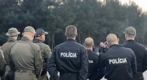 Polscy i słowaccy policjanci ćwiczyli poszukiwania na Pustyni Błędowskiej
