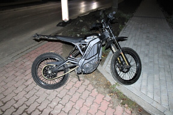 Potrącił policjanta na elektrycznym crossie. 24-latek z narkotykami i bez uprawnień
